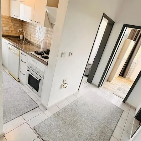 Muekemmel Konumda, Ferah Apartment